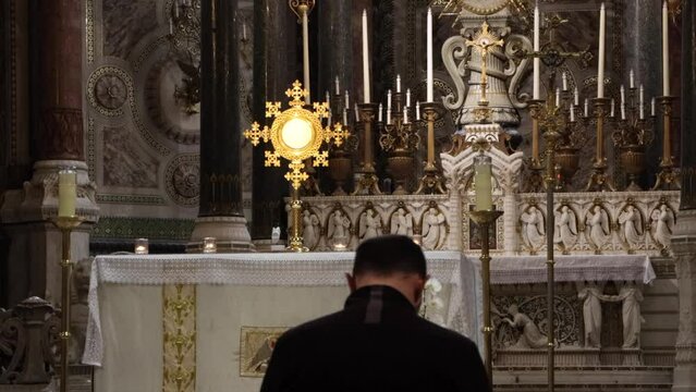 En la oracion del coraz&oacute;n me encuentro a Dios. En el Sant&iacute;simo sacramento, en la hostia santa, aqu&iacute; Dios esta vivo. 