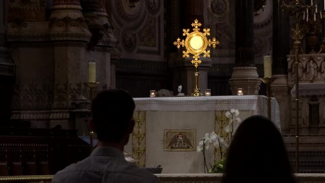 En la oracion del coraz&oacute;n me encuentro a Dios. En el Sant&iacute;simo sacramento, en la hostia santa, aqu&iacute; Dios esta vivo. 
