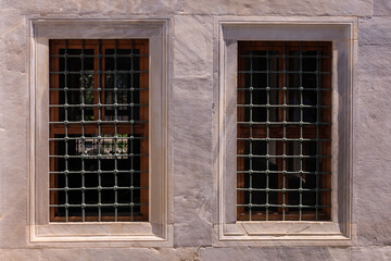 Obraz premium Elements of architectural decorations of buildings, old windows and window openings, arches and patterns. On the streets in Turkey, public places.