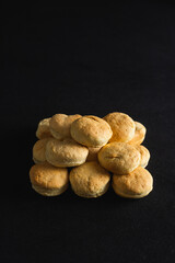pyramide de biscuits sur fond noir