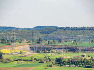 Strommasten in der Nähe eines Steinbruchs