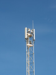 Grandes antennes relais réseaux de différents opérateurs