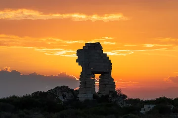 Fotobehang La ruine dans le soleil couchant aux salins d'Aigues Mortes © DEFI
