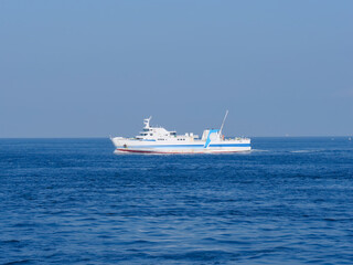 青い海と航行するフェリー