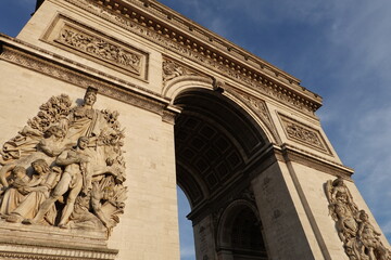 Arc de Triomphe sous le soleil à Paris