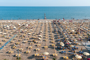 spiaggia jesolo Italia vacanze mare ombrelloni mare estate - obrazy, fototapety, plakaty