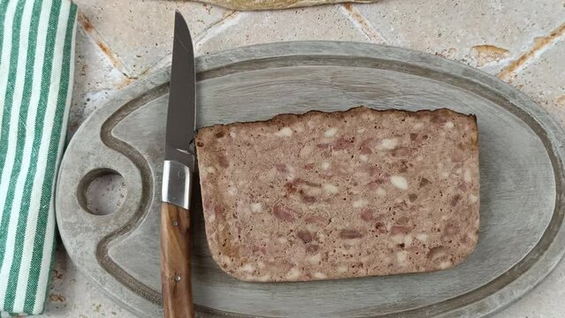 p&acirc;t&eacute; de campagne, en gros plan, sur une table