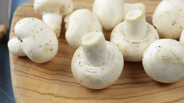 champignons de paris crus, en gros plan
