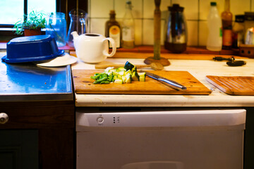 台所で野菜を切る景色