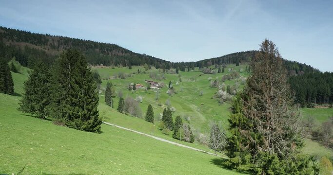 Schwarzwald, majestätish Landschaft. Das Zeller Bergland im südschwarzwald. Blick auf den Weiler Käsern vom Rundweg Käsertannen
