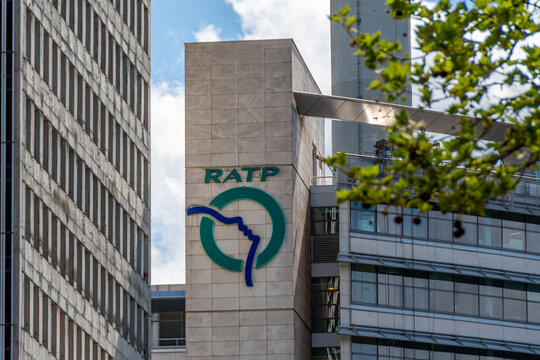 Paris, France - 15 avril 2024: Enseigne sur le si&egrave;ge social de la RATP (R&eacute;gie Autonome des transports Parisiens), entreprise publique op&eacute;rant la majorit&eacute; des transports &agrave; Paris : m&eacute;tro, bus, tramway