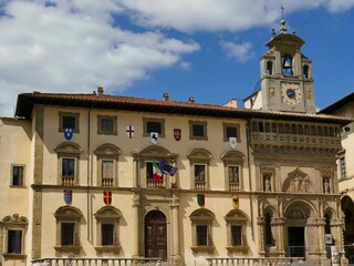 La façade et le clocher-mur du Palazzo della Fraternità dei Laici à Arezzo