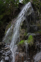 acqua che scorre sulla roccia