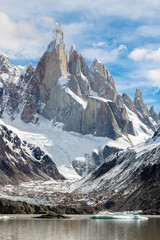 paisagem do Cerro Torre coberto de neve refletido no lago glacial,
