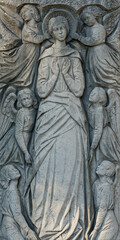 Fototapeta na wymiar Ange en prière. Angels at prayer. Cimetière monumental, Milan - Italie