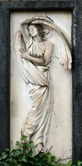 Ange en prière.  Angels at prayer. Cimetière monumental, Milan - Italie
