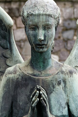 Fototapeta na wymiar Ange en prière. Angels at prayer. Cimetière monumental, Milan - Italie