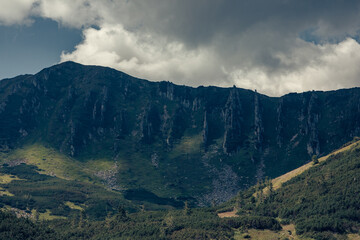 Fototapeta premium Summer day in the mountains. Mount Shpytsi, Chornohora, Carpathian Mountains