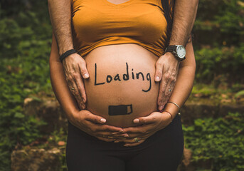 Mujer embarazada sosteniendo su barriga con la para loading
