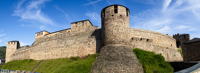 Vista panorámica del Castillo de los templarios de Ponferrada, fortaleza medieval histórica en España, verano de 2021