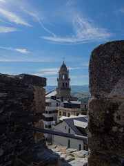 Vista del campanario de la iglesia desde la muralla del Castillo de los templarios de Ponferrada, fortaleza medieval en León, España, verano de 2021