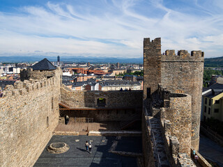 Vista del patio interior del Castillo de los templarios de Ponferrada, torre y muralla de la fortaleza medieval, en verano de 2021 España