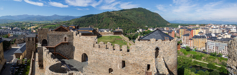 Vista panorámica del Castillo de los templarios de Ponferrada, fortaleza medieval visitada en verano de 2021 España
