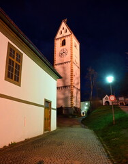 Kirche St. Mang in Fuessen, nachts - 785683991