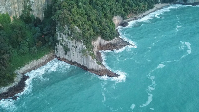 Lava columns formed 80 million years ago as a result of the cooling and crystallization of lava flowing from volcanoes on the G&uuml;zelcehisar coast of Bartın.