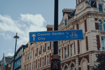 Obraz premium Cycling route to Covent Garden and City sign on a street in London, UK.