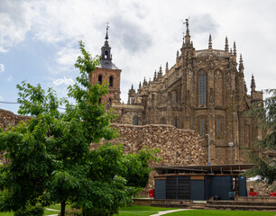 Vista trasera de la iglesia de Santa Marta, detras de la Muralla de Astorga en Ponferrada, ciudad de León en España, viajando en verano de 2021