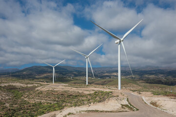 Grupo de generadores en un campo eólico de Canarias