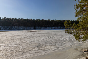 Obraz premium the ice-covered surface of the river in the winter season