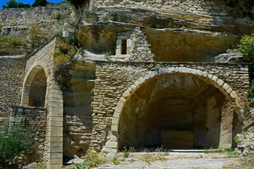 Photo sur Plexiglas Europe méditerranéenne kamienne miasteczko w prowancji, kamienna grota, Provence, Provencal town on a hill, stone cave 
