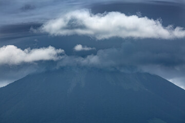 低気圧が接近した山頂付近にかかる怪しい雲