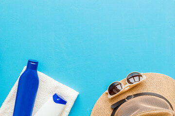 Summer holiday beach background. Male straw hat with sunscreen and sunglasses, top view - 785737542