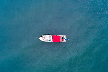 Barco en medio del mar