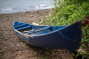 Canoa azul en la playa