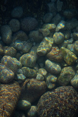 Rocas bajo el agua