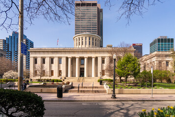 Naklejka premium Columbus, OH - 7 April 2024: Side entrance to the Ohio state Capitol building in the financial district of Columbus