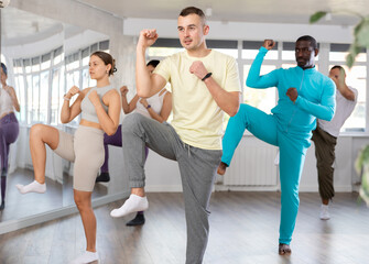 Fototapeta premium Group of multiethnic men and women rehearsing hip hop dance in studio