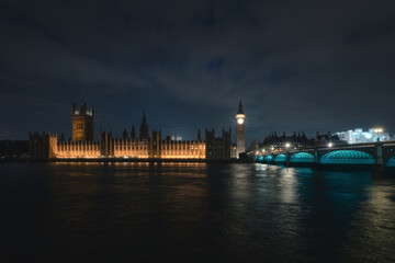 Fototapeta na wymiar The Westminster Bridge and the Big Ben clocktower by the Thames river in London in the night, United Kingdom