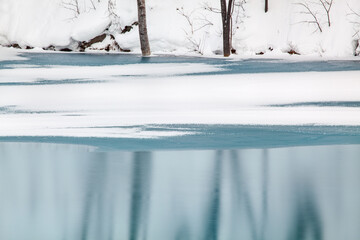 凍りかけた湖面