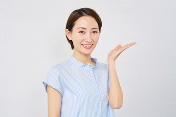 手のひらで右を指す女性　白背景