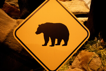 letrero amarillo de advertencia de cruce de osos, 