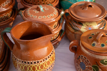 vajilla tradicional mexicana echa artesanalmente con barro, artesan&iacute;a mexicana en mercado 