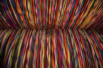 techo de iglesia con muchos listones de colores,