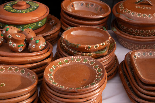 vajilla tradicional mexicana echa artesanalmente con barro, artesan&iacute;a mexicana en mercado 