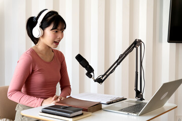 young woman is broadcasting with a microphone  expressing herself