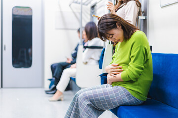 電車内で気分が悪くなった妊婦 - obrazy, fototapety, plakaty